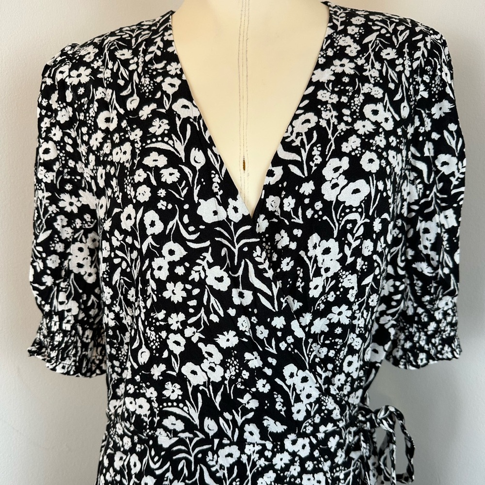 BANANA REPUBLIC Black & White Print Wrap Mini Dress NWT | Size 10 - Picture 5 of 16